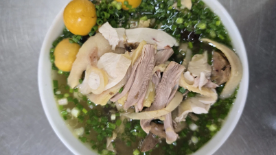 Pho Huong Binh merebus tulang dalam panci berisi air, rahasia untuk 'menahan rasa asin garam'