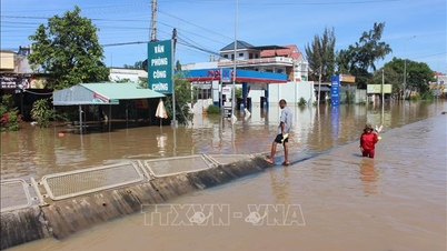 ការព្យាករណ៍អាកាសធាតុនៅយប់ថ្ងៃទី 5 ដល់ថ្ងៃទី 6 ខែធ្នូ៖ តំបន់សមុទ្រពីភាគខាងត្បូង Quang Tri ដល់ Quang Ngai មានភ្លៀងធ្លាក់រាយប៉ាយតាមឆ្នេរសមុទ្រ។