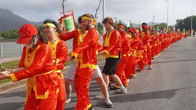 ນັກ​ທ່ອງ​ທ່ຽວ​ຕ່າງ​ປະ​ເທດ​ເຂົ້າ​ຮ່ວມ​ບັນ​ຍາ​ກາດ​ພິ​ທີ​ສະ​ເຫຼີມ​ສະ​ຫຼອງ​ການ​ເສຍ​ຊີ​ວິດ​ຂອງ Lady Phi Yen