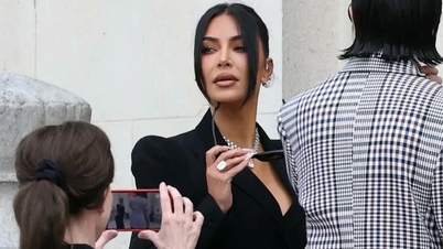 Lý do Kim Kardashian mặc sang trọng, đeo trang sức triệu USD tới tòa