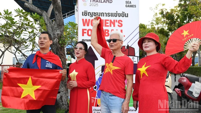 The atmosphere before the women's football match against Malaysia