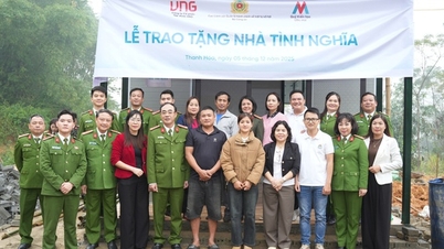 Entrega de casas a familias afectadas por las inundaciones en Thanh Hoa