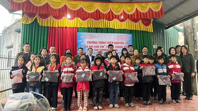 โครงการ “ฤดูหนาวอันอบอุ่นเพื่อเด็กๆ” ในเขตชายแดนเมืองทานห์ติน