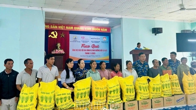 ມອບຂອງຂວັນ 100 ພູດ ໃຫ້ແກ່ປະຊາຊົນບ້ານນ້ຳຄານວິງ ທີ່ໄດ້ຮັບຜົນກະທົບຈາກໄພນໍ້າຖ້ວມ