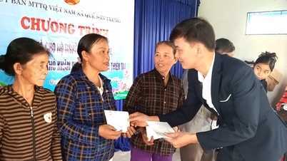 Die Gemeinde Que Son Trung überreichte 290 Geschenke an Menschen, die von Naturkatastrophen betroffen waren.