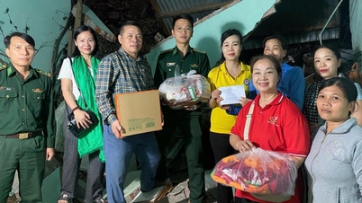 Wręczanie prezentów w celu wsparcia osób dotkniętych powodzią