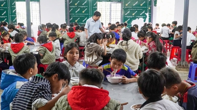 پہاڑی علاقے میں عارضی اسکول کا روشن مقام