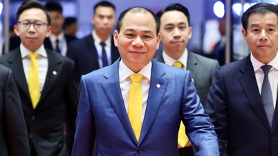 विनफ्यूचर पुरस्कार समारोह में अरबपति फाम नहत वुओंग, उनके दो बेटे और वीआईपी अतिथि