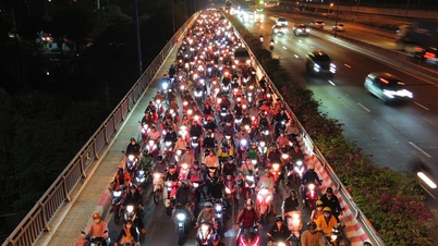 Door het hoge water stroomde het rioolwater de Vo Nguyen Giap-straat binnen, waardoor duizenden motorfietsen door het overstroomde gedeelte 'kropen'.