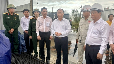 Provincial Party Secretary Thai Dai Ngoc inspects housing construction for people affected by storms and floods.