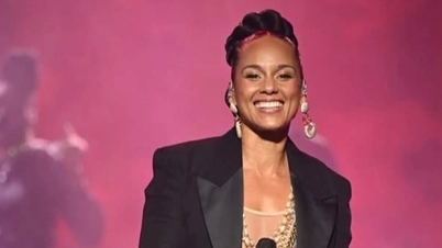 A 17-szeres Grammy-díjas Alicia Keys érzelmesen lépett fel Hanoi színpadán.