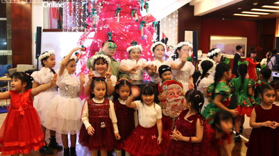 노보텔 나트랑 호텔, "더 푸른 크리스마스"라는 메시지와 함께 크리스마스 트리 점등