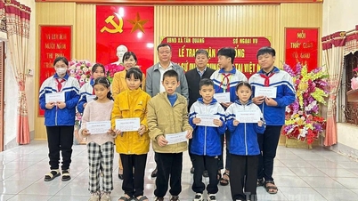 चीनी दूतावास ने टैन क्वांग कम्यून के छात्रों को छात्रवृत्ति प्रदान की