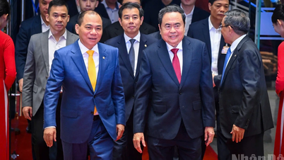 [Foto] Der Vorsitzende der Nationalversammlung, Tran Thanh Man, nimmt an der VinFuture 2025 Preisverleihung teil.