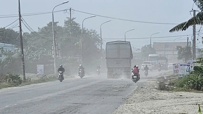 O pavimento da rodovia 14B está severamente danificado.