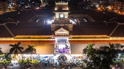 ホーチミン市にある、ほぼ100年の歴史を持つ古い市場の賑やかな夜通り