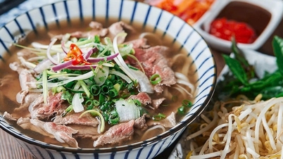 لا يزال حساء لحم البقر الفيتنامي ضمن أفضل 100 طبق في العالم، وتُعد مدينة هوي من بين أفضل المدن العالمية في مجال الطهي.