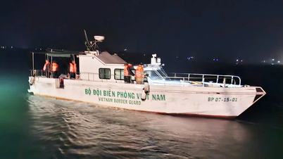 Deux pêcheurs secourus après le naufrage de leur bateau dans l'estuaire de Gianh, pendant la nuit.