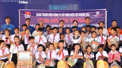 ຄະນະຊາວໜຸ່ມບໍລິສັດຫຸ້ນສ່ວນພະລັງງານ ແຄ໋ງຮ່ວາ ມອບຂອງຂວັນ 300 ພູດ ເພື່ອຊ່ວຍເຫຼືອປະຊາຊົນເຂດປະສົບໄພນໍ້າຖ້ວມ.