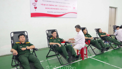 Mehr als 550 Offiziere und Studenten der Informationsoffiziersschule spendeten freiwillig Blut.