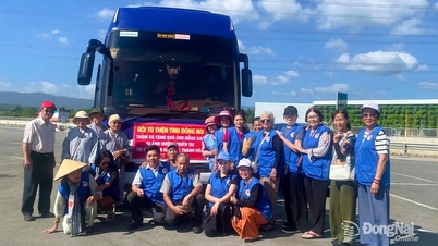 De liefdadigheidsvereniging van de provincie Dong Nai organiseerde een delegatie om geschenken te geven aan mensen die getroffen zijn door natuurrampen.