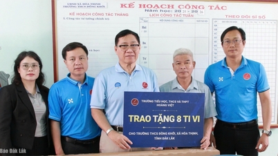 Kịp thời hỗ trợ thiết bị dạy học cho trường vùng lũ