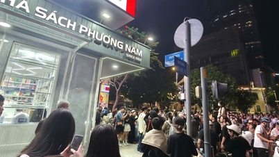 For the first time, Ho Chi Minh City has a 'non-sleeping' bookstore on Nguyen Hue walking street.