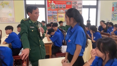 มอบของขวัญและประชาสัมพันธ์แก่ประชาชนและนักเรียนในพื้นที่ชายแดน