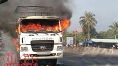 Three cars caught fire after a series of collisions on the Van Phong - Nha Trang highway