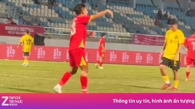 Bich Thuy 'memerankan kembali' adegan di mana penjaga gawang Malaysia kesakitan