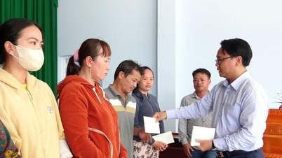 O Secretário Adjunto Permanente do Comitê Provincial do Partido de Lam Dong, Dang Hong Sy, entrega presentes à população de Lien Huong afetada por desastres naturais.