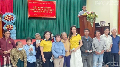 लाओ काई स्वयंसेवी समूह बाढ़ प्रभावित डाक लाक में लोगों की सहायता कर रहा है