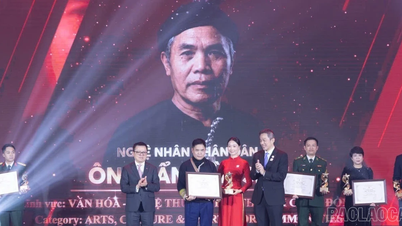 L'artiste du peuple Tan Van Sieu a reçu le prix « Hommage au porteur de flambeau ».