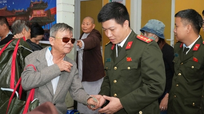 Trao 200 suất quà hỗ trợ hội viên người mù tại 5 xã