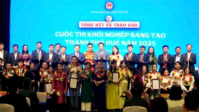 Upacara pemberian penghargaan Kompetisi Startup Kreatif Kota Hue 2025