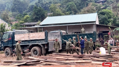 Moving and arranging residents in disaster areas in Quay village, Chieng La commune