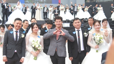 O artista do povo Xuan Bac oficiou o casamento.