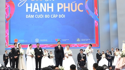 80 pasangan menggelar upacara pernikahan massal di Festival Hari Kebahagiaan Vietnam di Hanoi