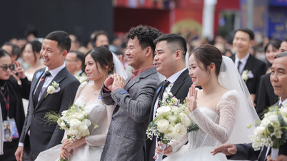 אמן העם שואן בק היה "מנחה הטקס" עבור 80 זוגות שהתחתנו יחד במדרחוב אגם הואן קיאם.