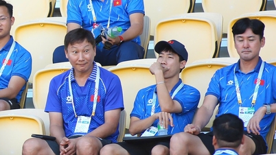 김상식 감독이 베트남 U-23 대표팀 전체를 이끌고 말레이시아와 라오스의 경기를 관람했고, 라자망갈라 경기장에서 국가가 연주되었습니다.