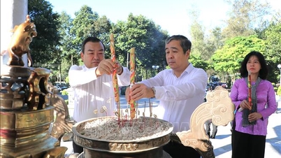 Delegationen från Centrala propaganda- och massmobiliseringskommissionen besökte de heroiska martyrerna i Tay Ninh.