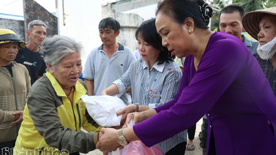 កាសែត Khanh Hoa វិទ្យុ ទូរទស្សន៍ និងអង្គភាពអាជីវកម្មបានប្រគល់អំណោយចំនួន 150 ដល់ប្រជាជនក្នុងស្ថានភាពលំបាកនៅវួដ Tay Nha Trang។