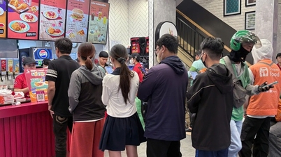 "قطبی ہرن کے شکار" کے لیے فرائیڈ چکن خریدنے کے لیے قطار میں کھڑے ہونے کا رجحان کرسمس 2025 کے دوران نوجوانوں میں بخار کا باعث بن رہا ہے۔