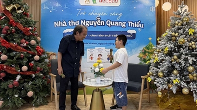 Penulis Nguyen Quang Thieu menunjukkan cara menciptakan kebiasaan membaca bagi anak-anak