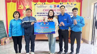 Mendukung 180 juta VND untuk komune Nghia Thuan