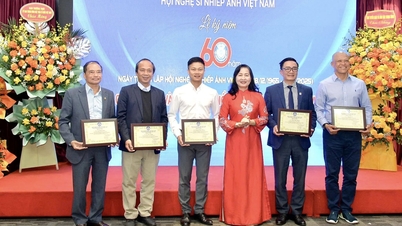 Artist Le Duc Thanh was awarded the title of excellent photographer.