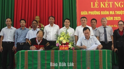 ពិធីភ្លោះរវាងសង្កាត់ Buon Ma Thuot និងឃុំ Nam Ka