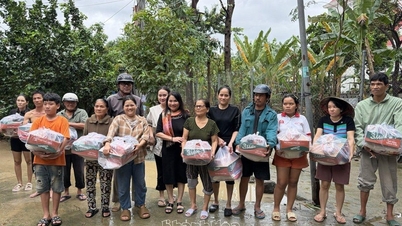 टैम हुओंग कंपनी लिमिटेड और खान होआ यूनेस्को एसोसिएशन ने बाढ़ प्रभावित लोगों की सहायता के लिए 5,000 उपहार प्रस्तुत किए।