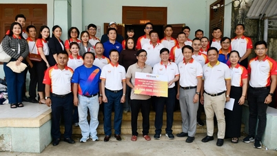 HDBank donerar 6 miljarder VND för att stödja översvämningsoffer i återuppbyggnaden efter naturkatastrofer