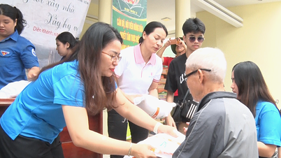 ชุมชนเดียนคานห์: สนับสนุนข้าวสาร 6 ตัน ให้กับผู้ประสบภัยน้ำท่วม